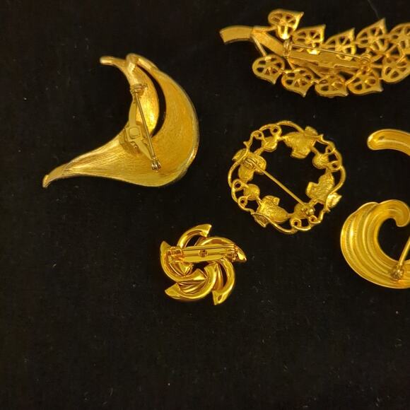 Lot of Five Vintage & Modern Gold Tone Brooches - Picture 6 of 12